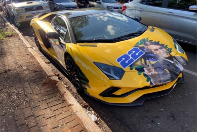 foto de Carro de luxo personalizado com a foto de Jair Bolsonaro chama atenção em Maringá