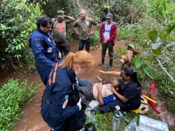 foto de Homem cai no meio da mata e sofre ferimento grave no pescoço e precisa ser resgatado pela equipe Aérea do Samu de Maringá