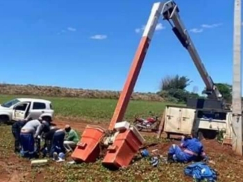 foto de Cesto aéreo despenca e trabalhadores ficam feridos