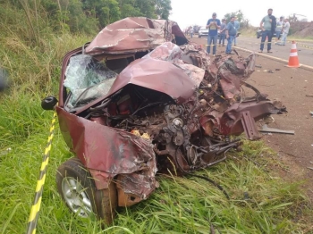 foto de Batida frontal entre carro e carreta em rodovia resulta na morte de homem