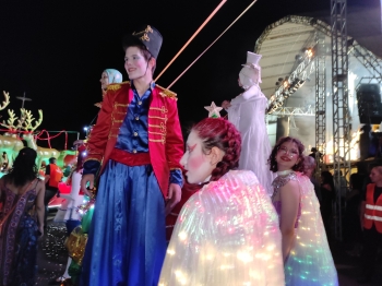 foto de Lucas Lucco e Duda Bertelli cantaram na abertura da Maringá Encantada e arrastaram multidões de pessoas