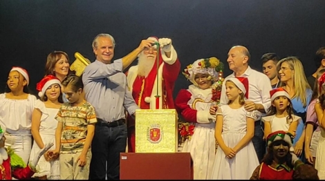 foto de Lucas Lucco e Duda Bertelli cantaram na abertura da Maringá Encantada e arrastaram multidões de pessoas