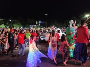 foto de Lucas Lucco e Duda Bertelli cantaram na abertura da Maringá Encantada e arrastaram multidões de pessoas