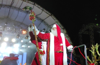 foto de Lucas Lucco e Duda Bertelli cantaram na abertura da Maringá Encantada e arrastaram multidões de pessoas