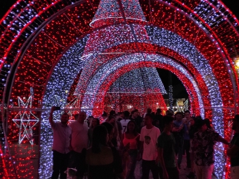 foto de Lucas Lucco e Duda Bertelli cantaram na abertura da Maringá Encantada e arrastaram multidões de pessoas