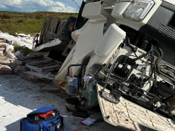 foto de Homem morre após caminhão capotar em rodovia no Noroeste do Paraná