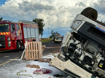 foto de Homem morre após caminhão capotar em rodovia no Noroeste do Paraná