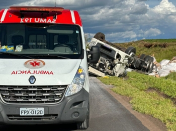 foto de Homem morre após caminhão capotar em rodovia no Noroeste do Paraná