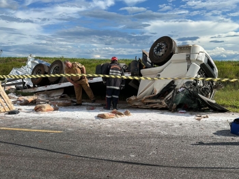 foto de Homem morre após caminhão capotar em rodovia no Noroeste do Paraná