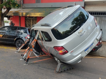 foto de Condutora passa mal e bate em dois veículos estacionados em avenida de Maringá