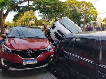 foto de Condutora passa mal e bate em dois veículos estacionados em avenida de Maringá