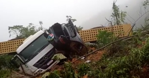 Confira vídeo que mostra em detalhes a cena do deslizamento de terra que terminou com vários veículos soterrados na BR-376