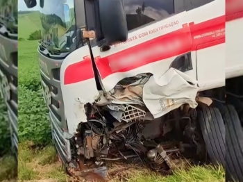 foto de Colisão entre carro e carreta termina com uma pessoa morta na PR-317