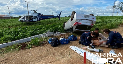 Carro ocupado por cinco pessoas, capota após bater em poste e homem fica em estado gravíssimo na região