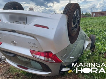 foto de Carro ocupado por cinco pessoas, capota após bater em poste e homem fica em estado gravíssimo na região