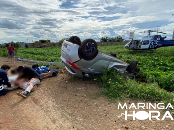 foto de Carro ocupado por cinco pessoas, capota após bater em poste e homem fica em estado gravíssimo na região