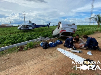 foto de Carro ocupado por cinco pessoas, capota após bater em poste e homem fica em estado gravíssimo na região