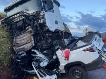 foto de Colisão frontal em rodovia envolvendo veículo com placas de Maringá e carreta resulta na morte de duas pessoas