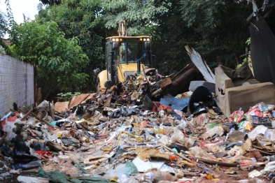 foto de Prefeitura recolhe 38 toneladas de materiais em imóvel na Vila Santa Izabel e aplica multa de R$ 2,3 mil