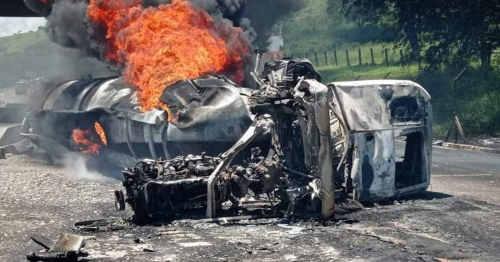 Carreta explode após bater e condutor acaba morrendo carbonizado no Paraná