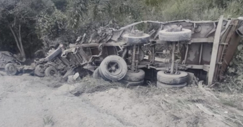 Vídeo mostra exato momento em que carretas batem de frente e dois motoristas acabam morrendo no Paraná