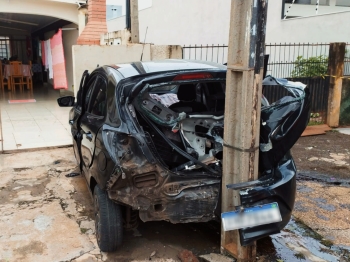 foto de Condutor se envolve em colisões deixando o próprio carro totalmente destruído em Maringá