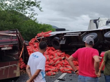 foto de Morador de Maringá morre em acidente violento envolvendo três caminhões em rodovia