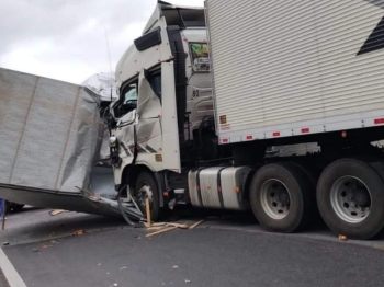 foto de Morador de Maringá morre em acidente violento envolvendo três caminhões em rodovia