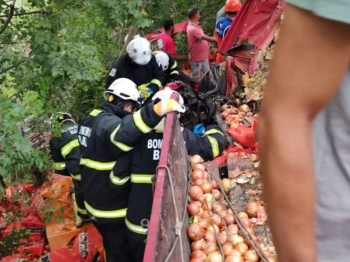 foto de Morador de Maringá morre em acidente violento envolvendo três caminhões em rodovia