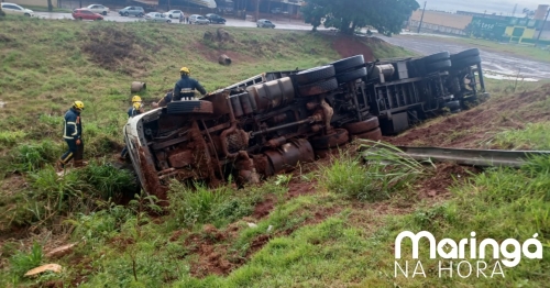 Na PR-323 carreta cai em barranco e tomba em Maringá