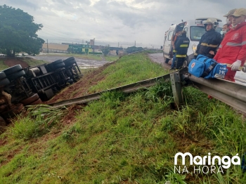 foto de Na PR-323 carreta cai em barranco e tomba em Maringá