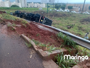 foto de Na PR-323 carreta cai em barranco e tomba em Maringá