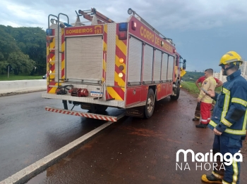 foto de Na PR-323 carreta cai em barranco e tomba em Maringá