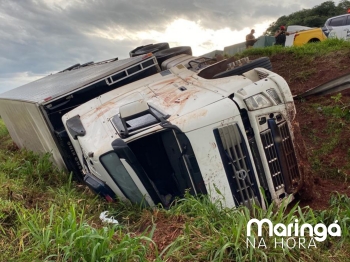 foto de Na PR-323 carreta cai em barranco e tomba em Maringá