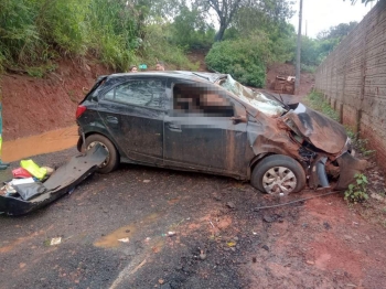 foto de Padre morre após cair com seu carro em ribanceira e capotar no Paraná