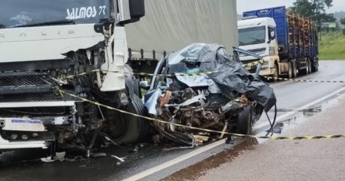 Veja momento em que carro bate de frente com caminhão e condutor morre no Paraná