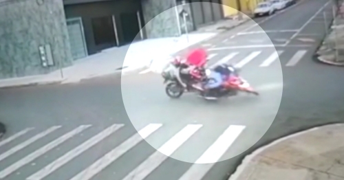 Veja flagrante do momento que dois motociclistas se envolvem em batida violenta em cruzamento de Sarandi