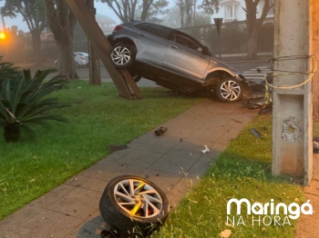 foto de Morre segunda vítima de acidente que deixou o carro totalmente destruído após bater contra árvore em Maringá