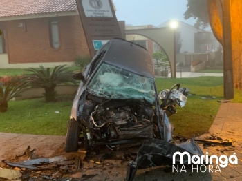 foto de Morre segunda vítima de acidente que deixou o carro totalmente destruído após bater contra árvore em Maringá