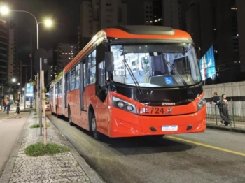 foto de Adolescente cai e acaba sendo atropelado por ônibus, testemunhas dizem que garoto estaria pegando rabeira