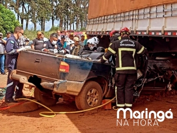 foto de Caminhonete vai parar debaixo de caminhão após batida violenta e condutor é socorrido em estado grave