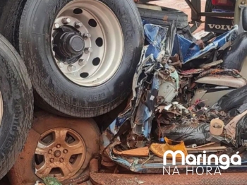 foto de Caminhonete vai parar debaixo de caminhão após batida violenta e condutor é socorrido em estado grave