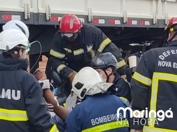 foto de Caminhonete vai parar debaixo de caminhão após batida violenta e condutor é socorrido em estado grave