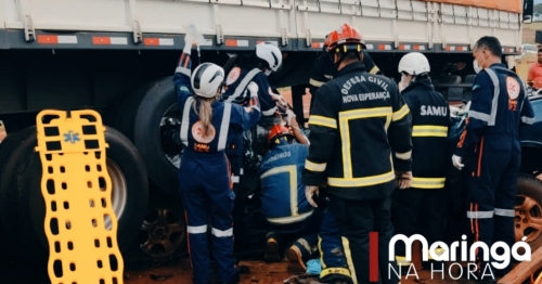 Caminhonete vai parar debaixo de caminhão após batida violenta e condutor é socorrido em estado grave