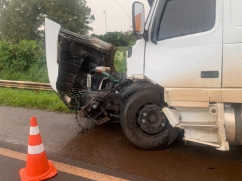 foto de Pai morre e filho de apenas 5 anos é socorrido em estado gravíssimo após colisão frontal em rodovia envolvendo carro e carreta