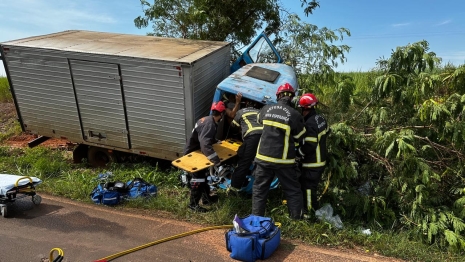 foto de Homem fica em estado grave após acidente envolvendo caminhão em rodovia na região