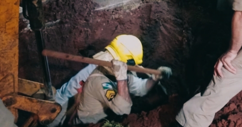 Criança de 2 anos é resgatada após cair em buraco no quintal de casa