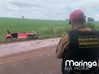 foto de Duas pessoas morrem após carro cair em ribanceira e capotar em rodovia na região