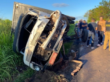 foto de Acidente entre carro e caminhão deixa uma pessoa morta na região