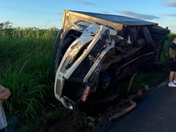 foto de Acidente entre carro e caminhão deixa uma pessoa morta na região